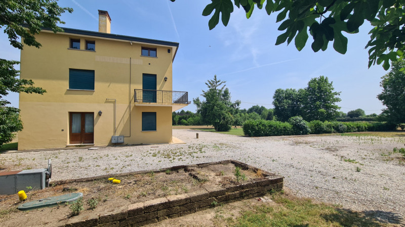 A San Giorgio delle Pertiche, lungo la strada del Santo, a meno di 20 km da Padova e Castelfranco...