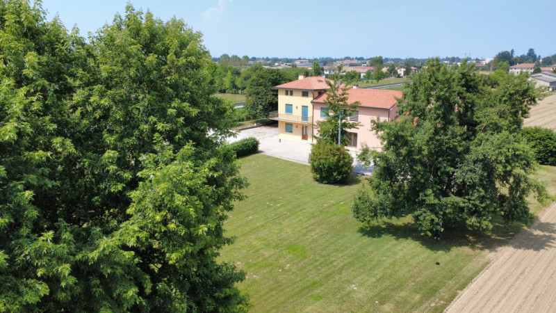A San Giorgio delle Pertiche, lungo la strada del Santo, a meno di 20 km da Padova e Castelfranco...