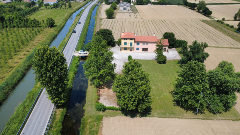A San Giorgio delle Pertiche, lungo la strada del Santo, a meno di 20 km da Padova e Castelfranco...