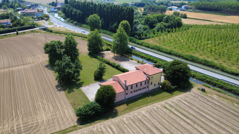 A San Giorgio delle Pertiche, lungo la strada del Santo, a meno di 20 km da Padova e Castelfranco...