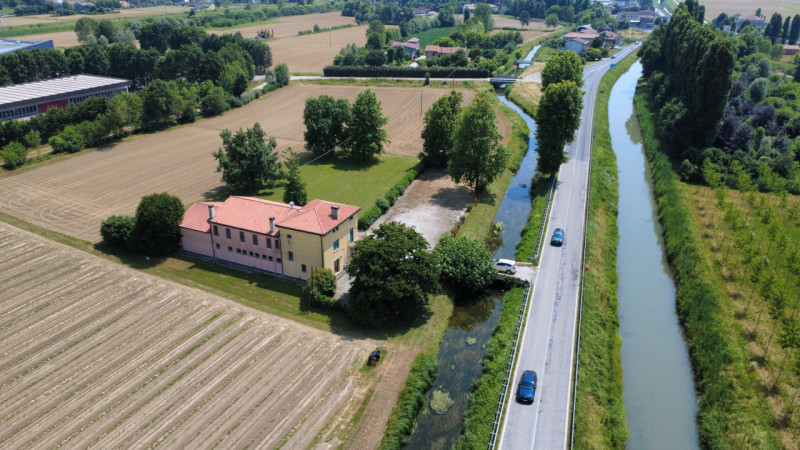 A San Giorgio delle Pertiche, lungo la strada del Santo, a meno di 20 km da Padova e Castelfranco...
