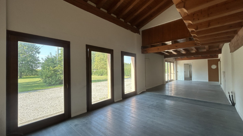 A San Giorgio delle Pertiche, lungo la strada del Santo, a meno di 20 km da Padova e Castelfranco...