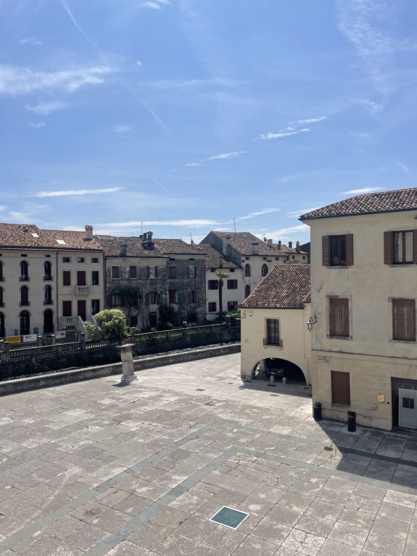 Scoprite questo affascinante appartamento duplex situato in Vittorio Veneto, nella storica zona d...