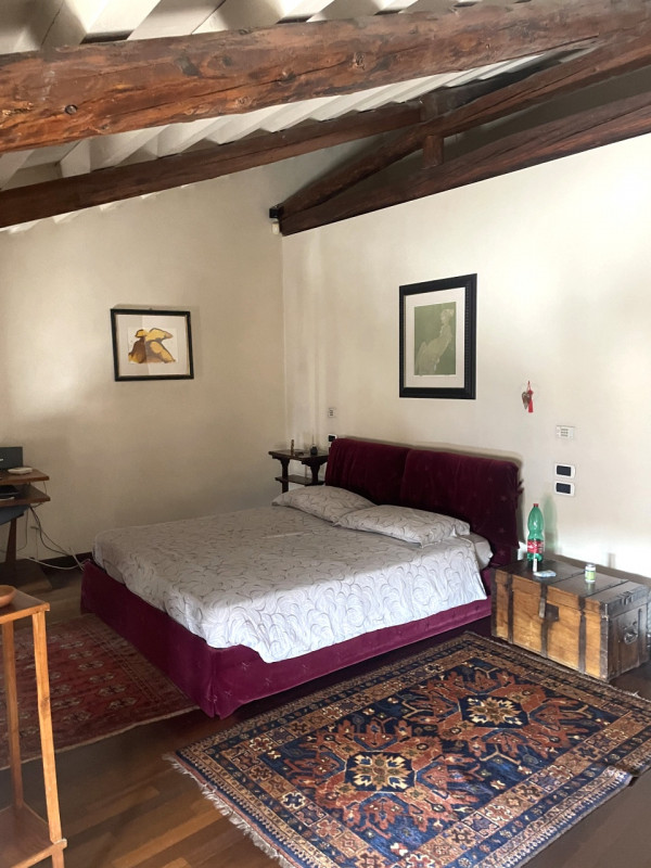 Scoprite questo affascinante appartamento duplex situato nel cuore di Vittorio Veneto, nella stor...