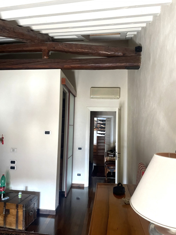 Scoprite questo affascinante appartamento duplex situato nel cuore di Vittorio Veneto, nella stor...