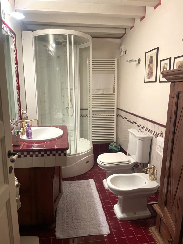 Scoprite questo affascinante appartamento duplex situato nel cuore di Vittorio Veneto, nella stor...