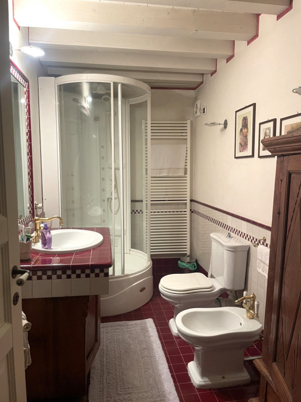 Scoprite questo affascinante appartamento duplex situato nel cuore di Vittorio Veneto, nella stor...