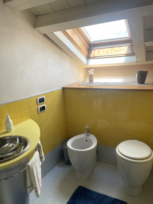 Scoprite questo affascinante appartamento duplex situato nel cuore di Vittorio Veneto, nella stor...