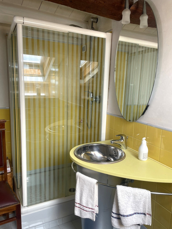 Scoprite questo affascinante appartamento duplex situato nel cuore di Vittorio Veneto, nella stor...