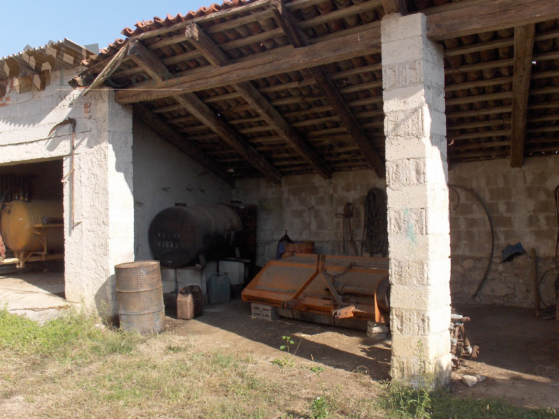 Nel cuore del suggestivo Comune di Arcugnano, proponiamo  rustico di campagna da ristrutturare co...