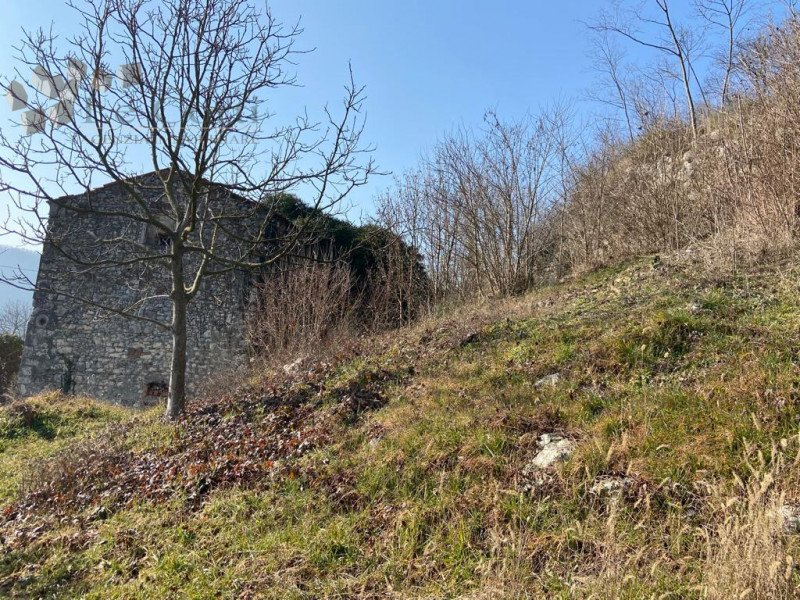 Nel cuore del suggestivo Comune di Arcugnano, proponiamo  rustico di campagna da ristrutturare co...