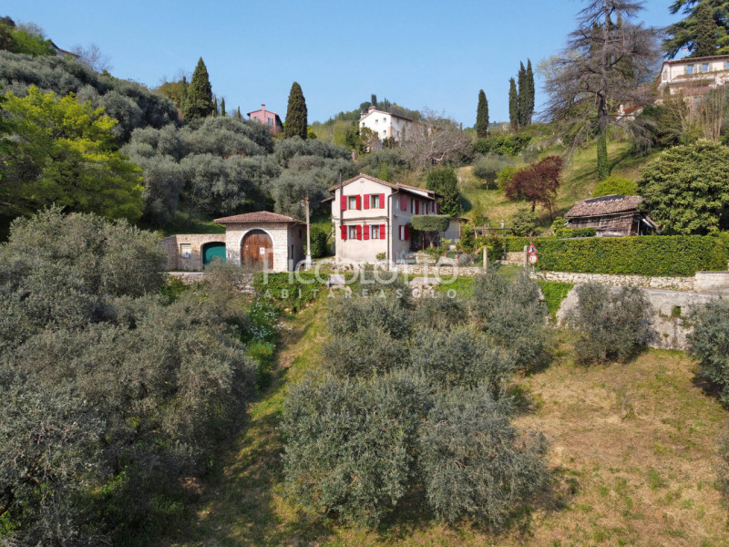 Rif. V5310 - Asolo, rustico da ristrutturare in vendita a pochi passi dal cuore dell’antico borgo...