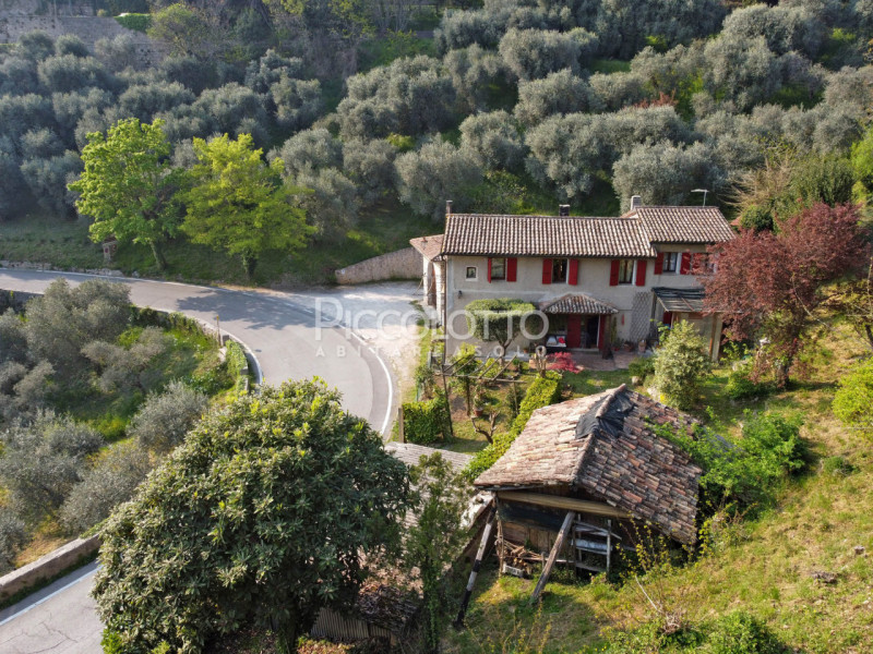 Rif. V5310 - Asolo, rustico da ristrutturare in vendita a pochi passi dal cuore dell’antico borgo...