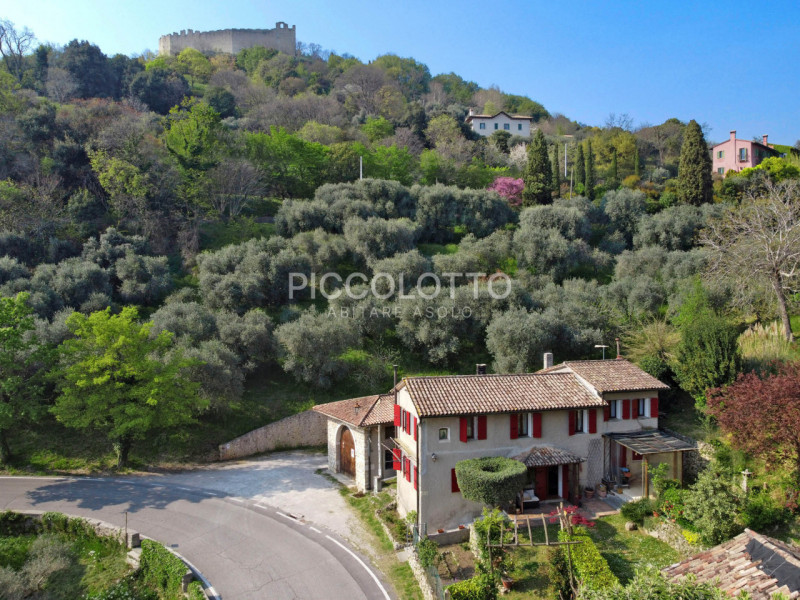 Rif. V5310 - Asolo, rustico da ristrutturare in vendita a pochi passi dal cuore dell’antico borgo...