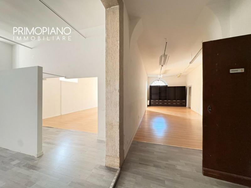 Grande negozio nel centro storico di Trento