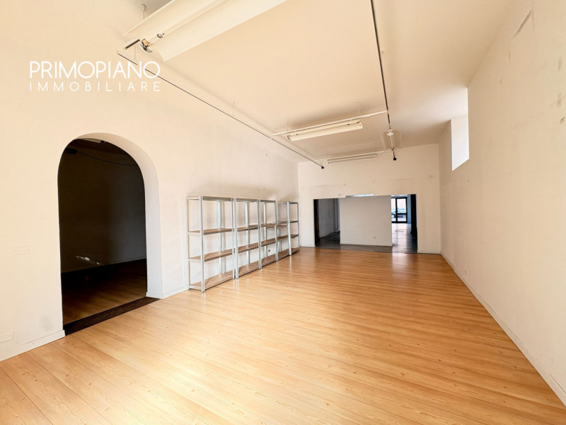 Grande negozio nel centro storico di Trento