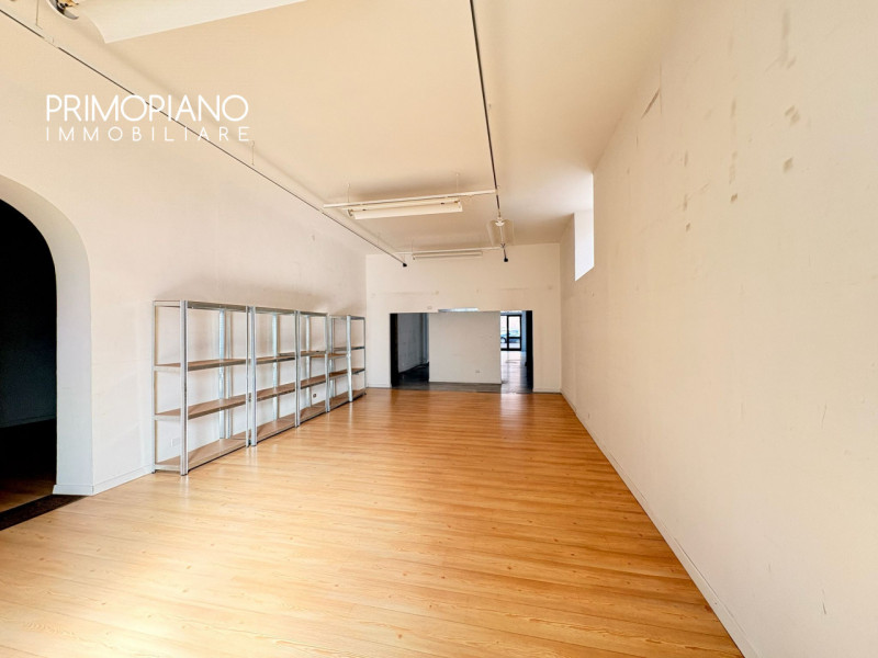 Grande negozio nel centro storico di Trento