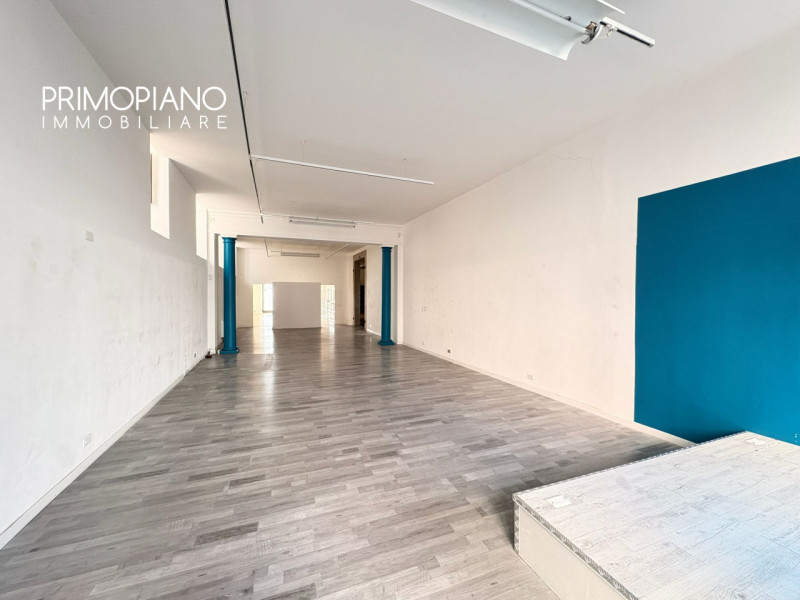 Grande negozio nel centro storico di Trento