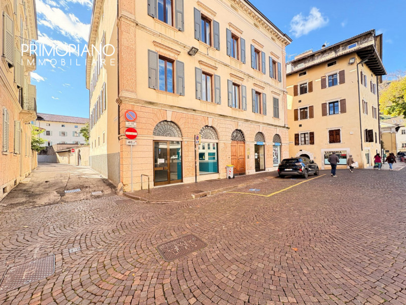 Grande negozio nel centro storico di Trento