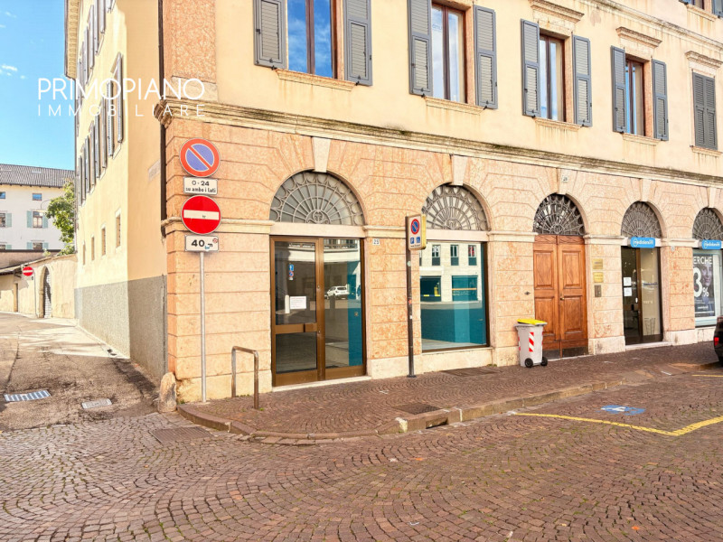 Grande negozio nel centro storico di Trento
