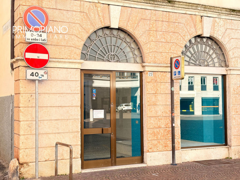 Grande negozio nel centro storico di Trento