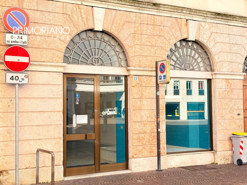 Grande negozio nel centro storico di Trento