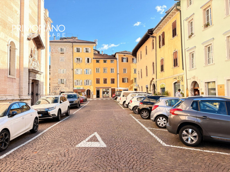 Grande negozio nel centro storico di Trento