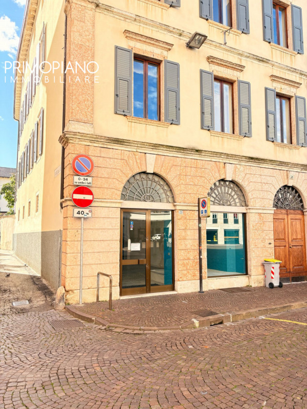 Grande negozio nel centro storico di Trento