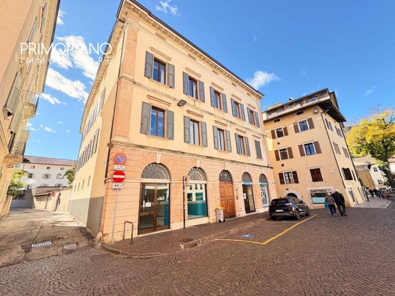 Grande negozio nel centro storico di Trento
