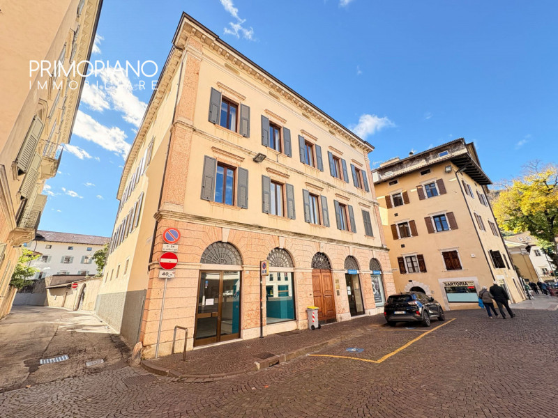 Grande negozio nel centro storico di Trento
