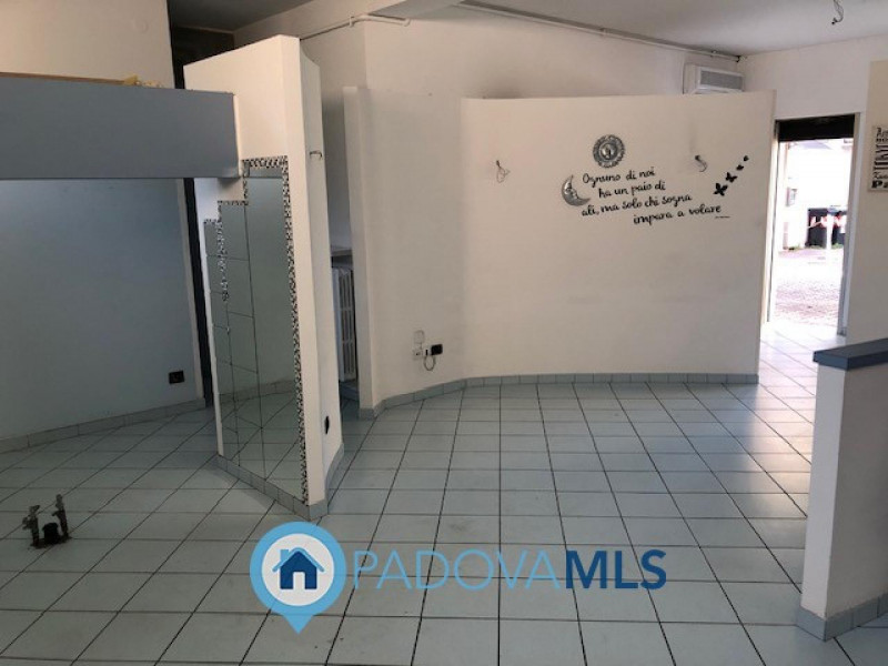 Immobile in esclusiva al Gruppo Padova MLS. 
Negozio open-space con antibagno e bagno già predisp...
