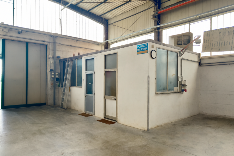 CASELLE DI SELVAZZANO: Proponiamo in vendita capannone artigianale sviluppato su un unico livello...