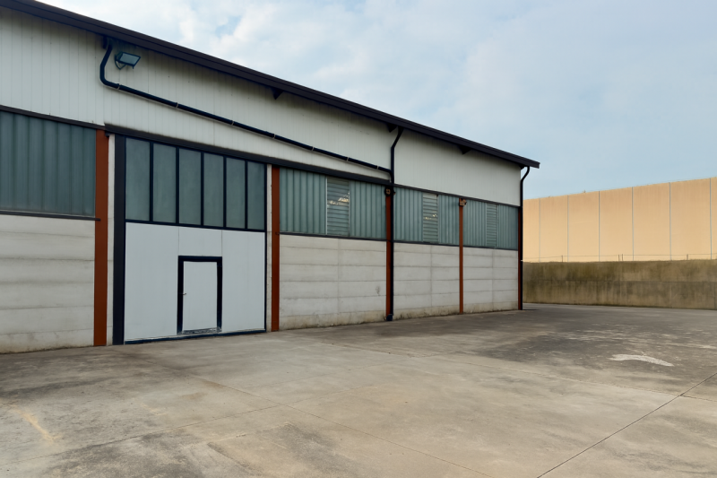 CASELLE DI SELVAZZANO: Proponiamo in vendita capannone artigianale sviluppato su un unico livello...