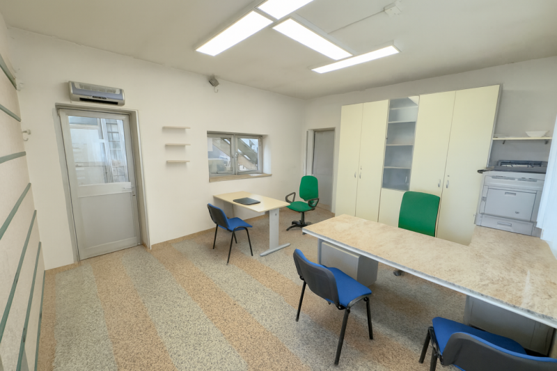 CASELLE DI SELVAZZANO: Proponiamo in vendita capannone artigianale sviluppato su un unico livello...