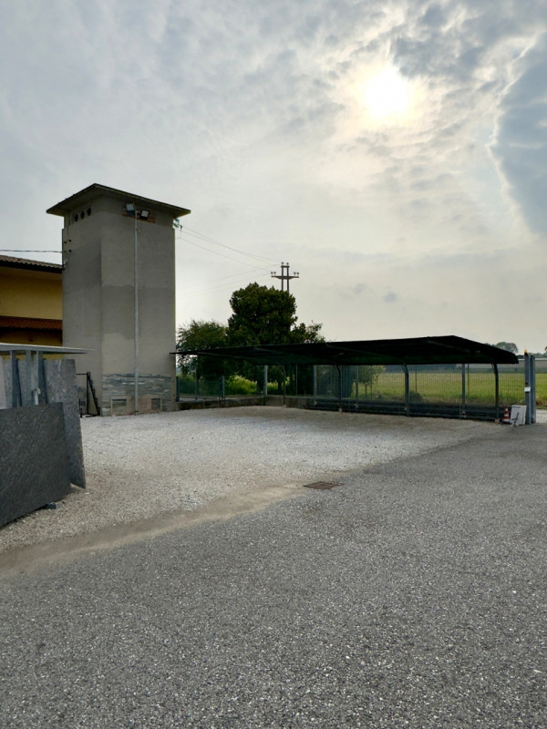 CASELLE DI SELVAZZANO: Proponiamo in vendita capannone artigianale sviluppato su un unico livello...