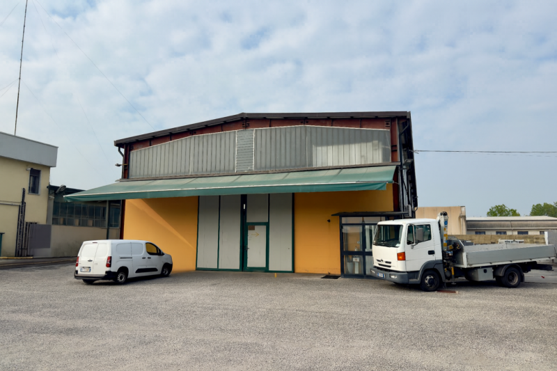 CASELLE DI SELVAZZANO: Proponiamo in vendita capannone artigianale sviluppato su un unico livello...