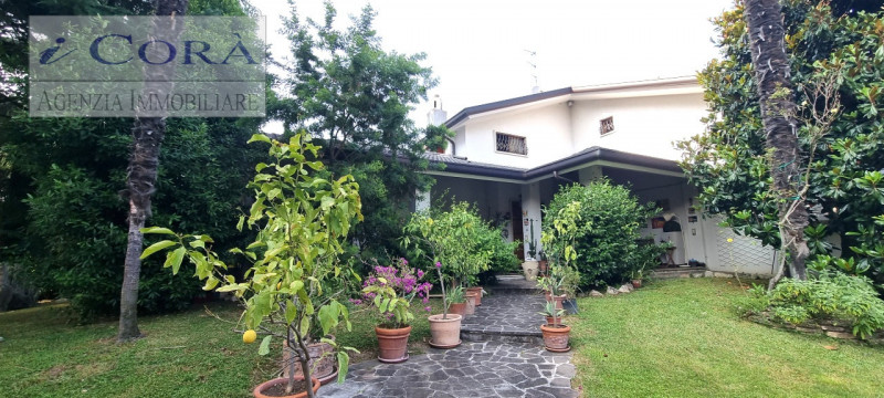 Selvazzano Dentro San Domenico, Splendida Villa di generose dimensioni con ampio studio di circa ...