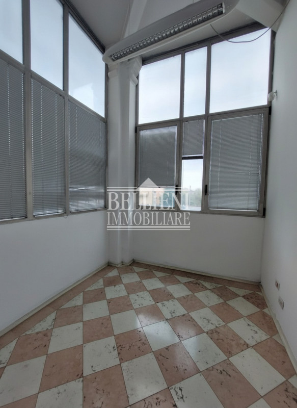 BORGO BERGA/VIALE MARGHERITA 113: in posizione strategica e dalla grande visibilità fronte strada...