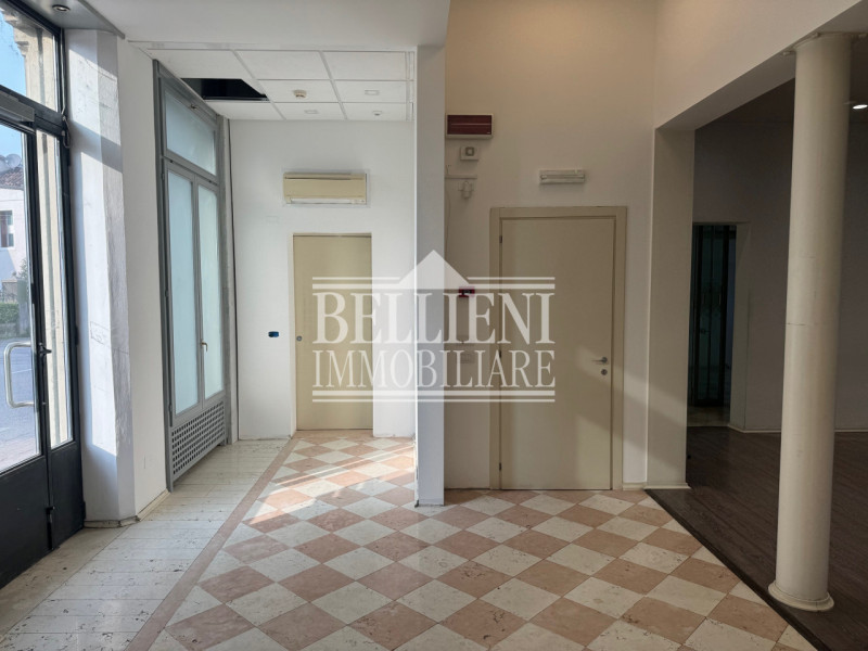 BORGO BERGA/VIALE MARGHERITA 113: in posizione strategica e dalla grande visibilità fronte strada...