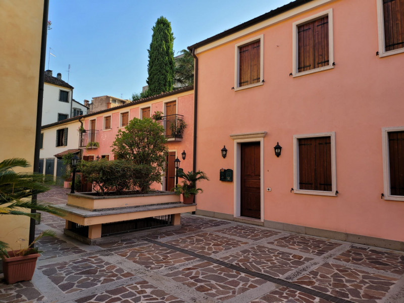 SAN GIOVANNI/DUOMO

Presentiamo un'elegante e spaziosa soluzione abitativa nel cuore della zona d...