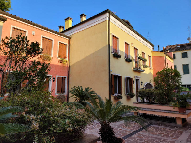 SAN GIOVANNI/DUOMO

Presentiamo un'elegante e spaziosa soluzione abitativa nel cuore della zona d...