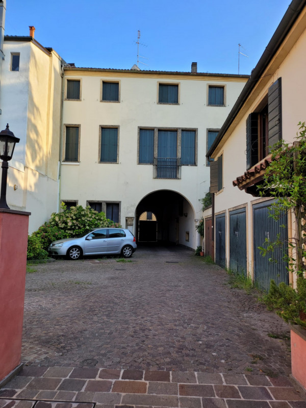 SAN GIOVANNI/DUOMO

Presentiamo un'elegante e spaziosa soluzione abitativa nel cuore della zona d...