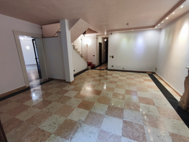 SAN GIOVANNI/DUOMO

Presentiamo un'elegante e spaziosa soluzione abitativa nel cuore della zona d...