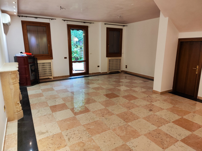 SAN GIOVANNI/DUOMO

Presentiamo un'elegante e spaziosa soluzione abitativa nel cuore della zona d...