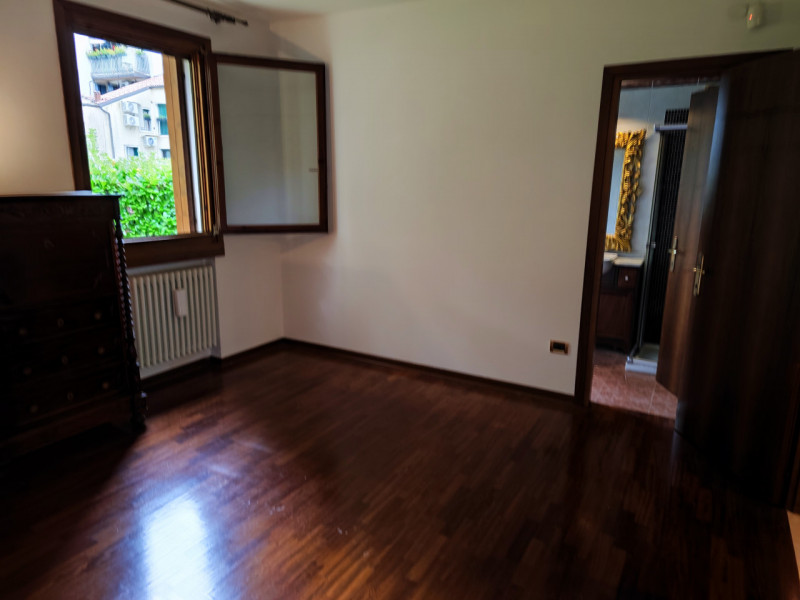 SAN GIOVANNI/DUOMO

Presentiamo un'elegante e spaziosa soluzione abitativa nel cuore della zona d...