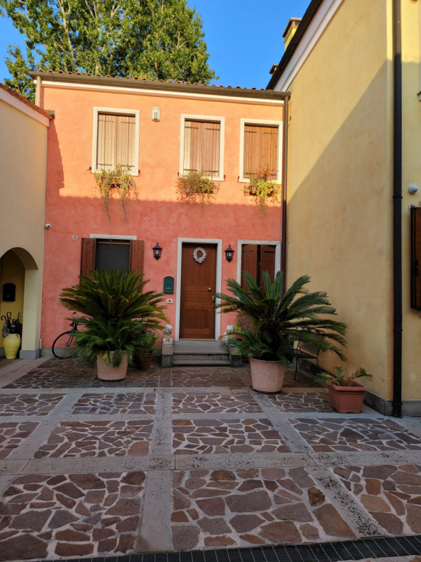 SAN GIOVANNI/DUOMO

Presentiamo un'elegante e spaziosa soluzione abitativa nel cuore della zona d...