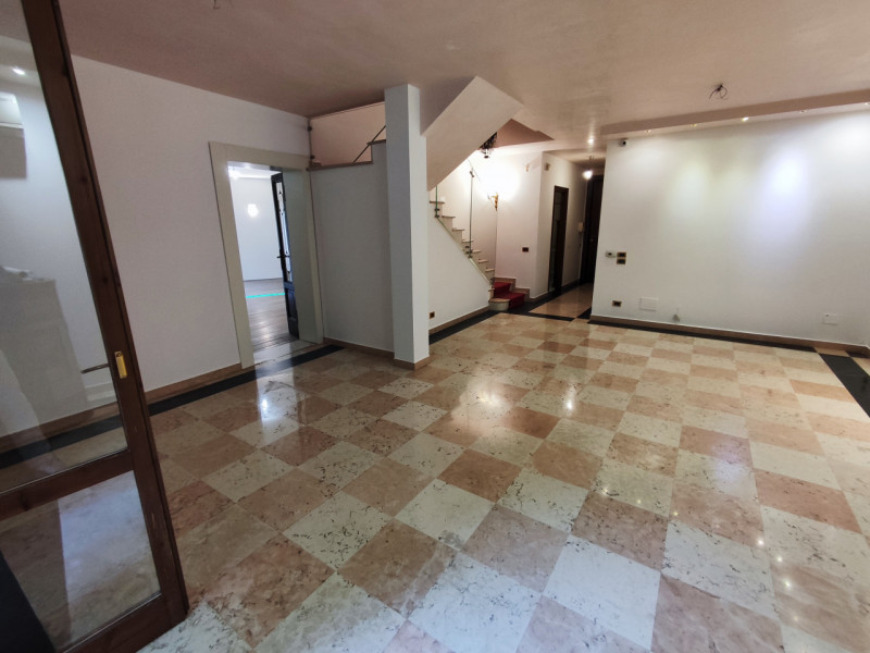 SAN GIOVANNI/DUOMO

Presentiamo un'elegante e spaziosa soluzione abitativa nel cuore della zona d...