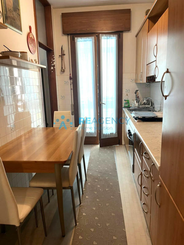 In vendita a Vicenza, nel rinomato quartiere di Sant’Andrea, proponiamo un appartamento quadriloc...