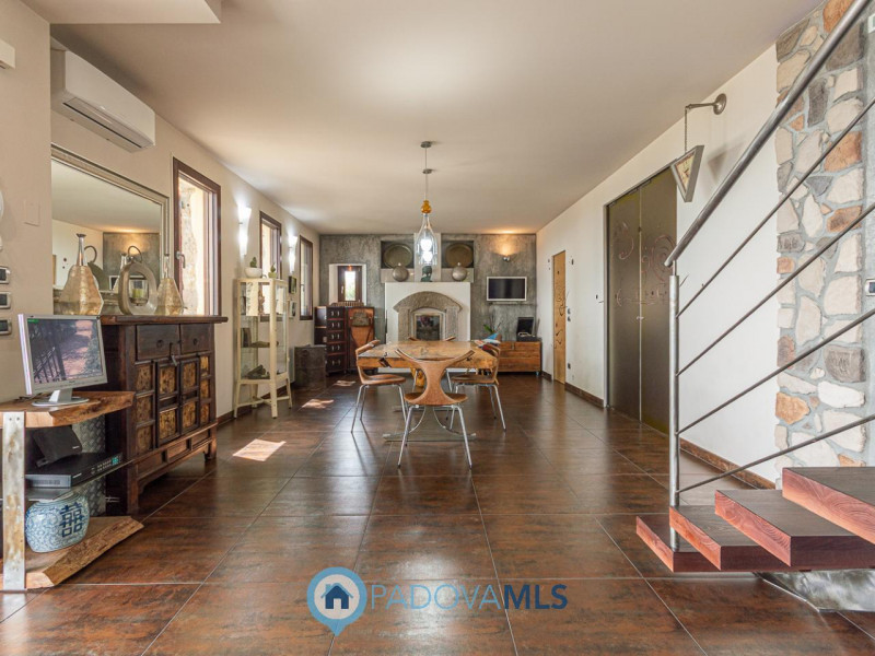 Immobile in esclusiva al Gruppo Padova MLS

Arquà Petrarca –

Immerso nel verde e affacciato su u...