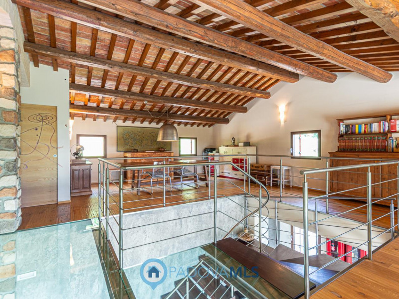 Immobile in esclusiva al Gruppo Padova MLS

Arquà Petrarca –

Immerso nel verde e affacciato su u...